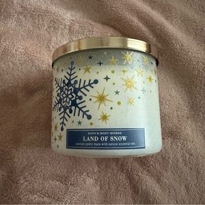 Bath and Body Works Land of Snow 3 Wick Candle